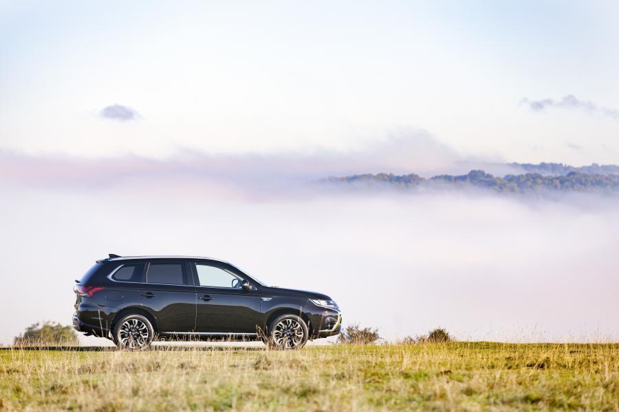  Mitsubishi Outlander PHEV Juro 2016 года  (UK) (фото 8 из 46)